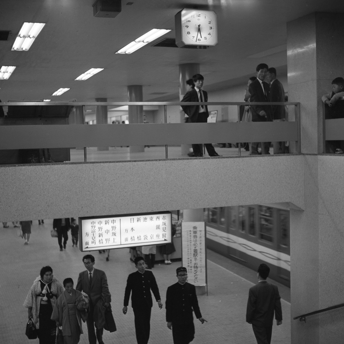 丸ノ内線新宿駅とメトロプロムナード