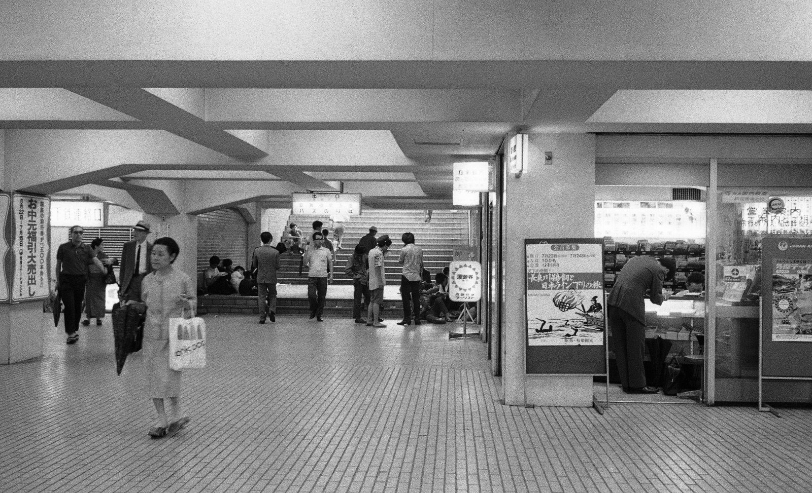 駅ビル地下の若者たち