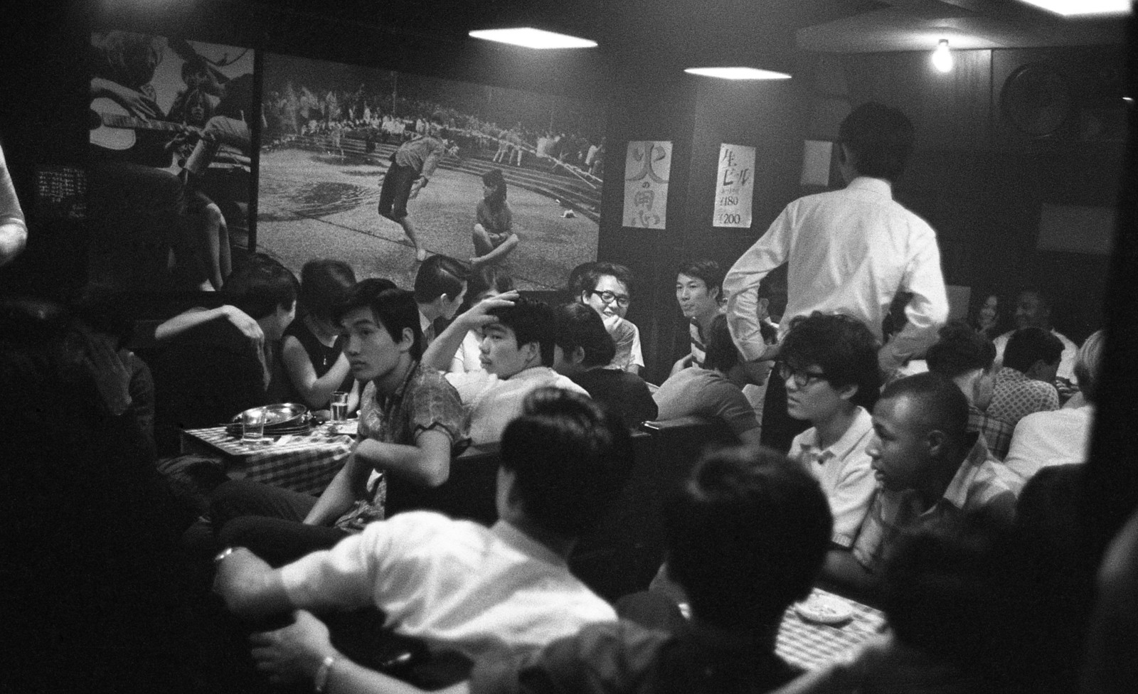 深夜喫茶の若者たち