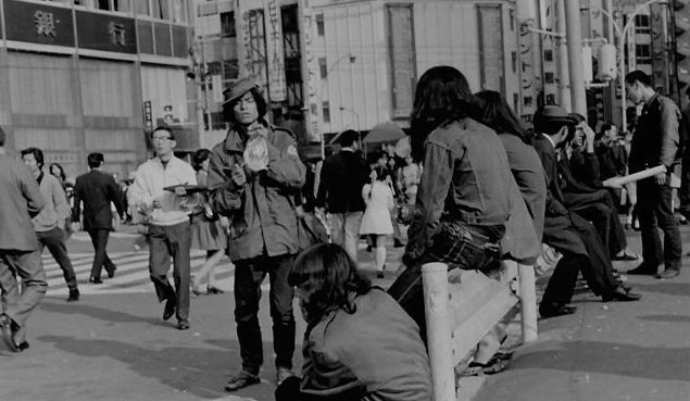 東口で撮影された地底人たち