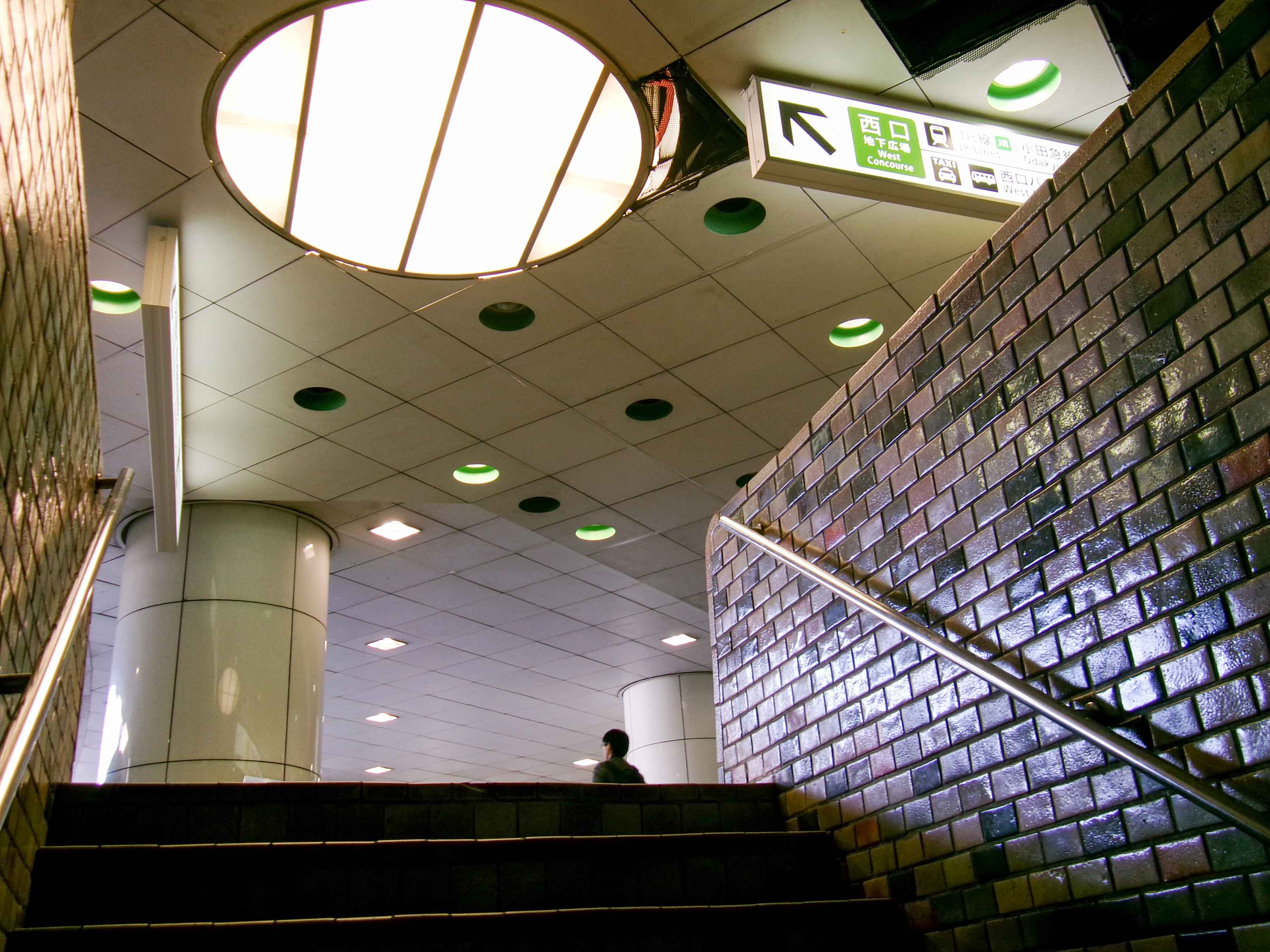 西口地下の連絡通路の出口