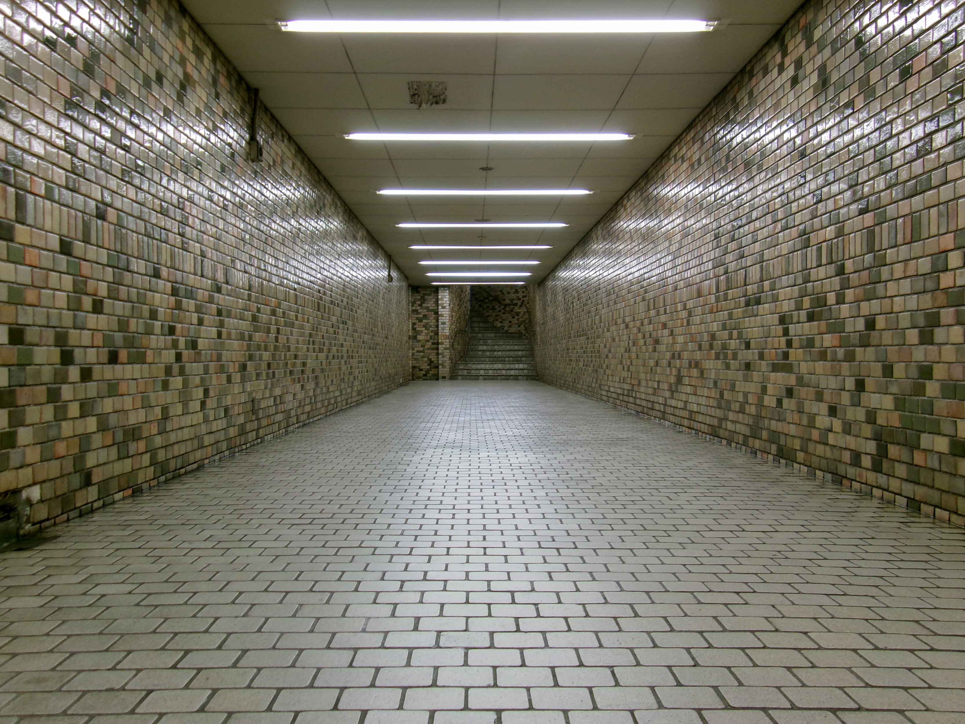 西口地下の連絡通路