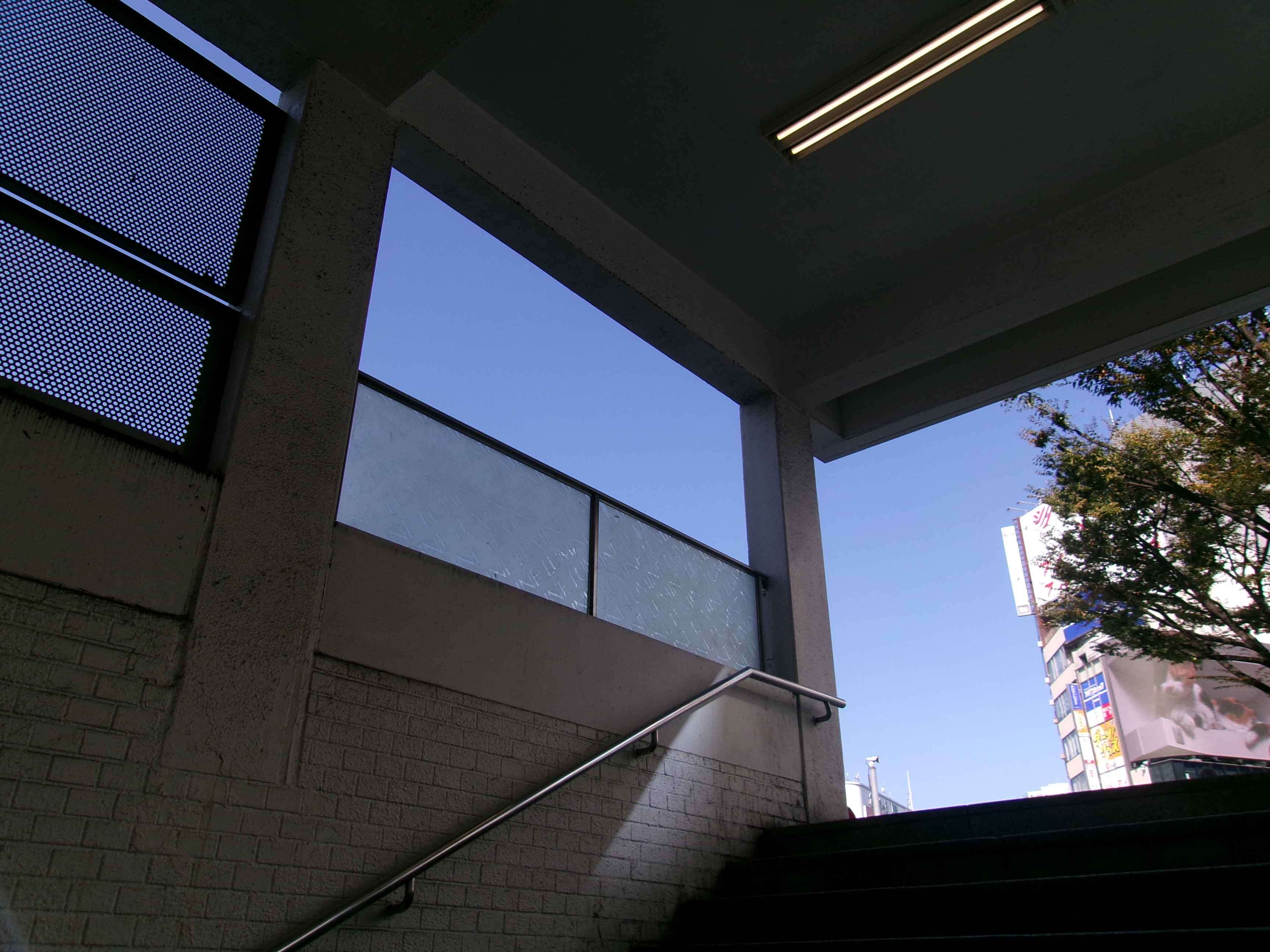 東口広場に出る階段