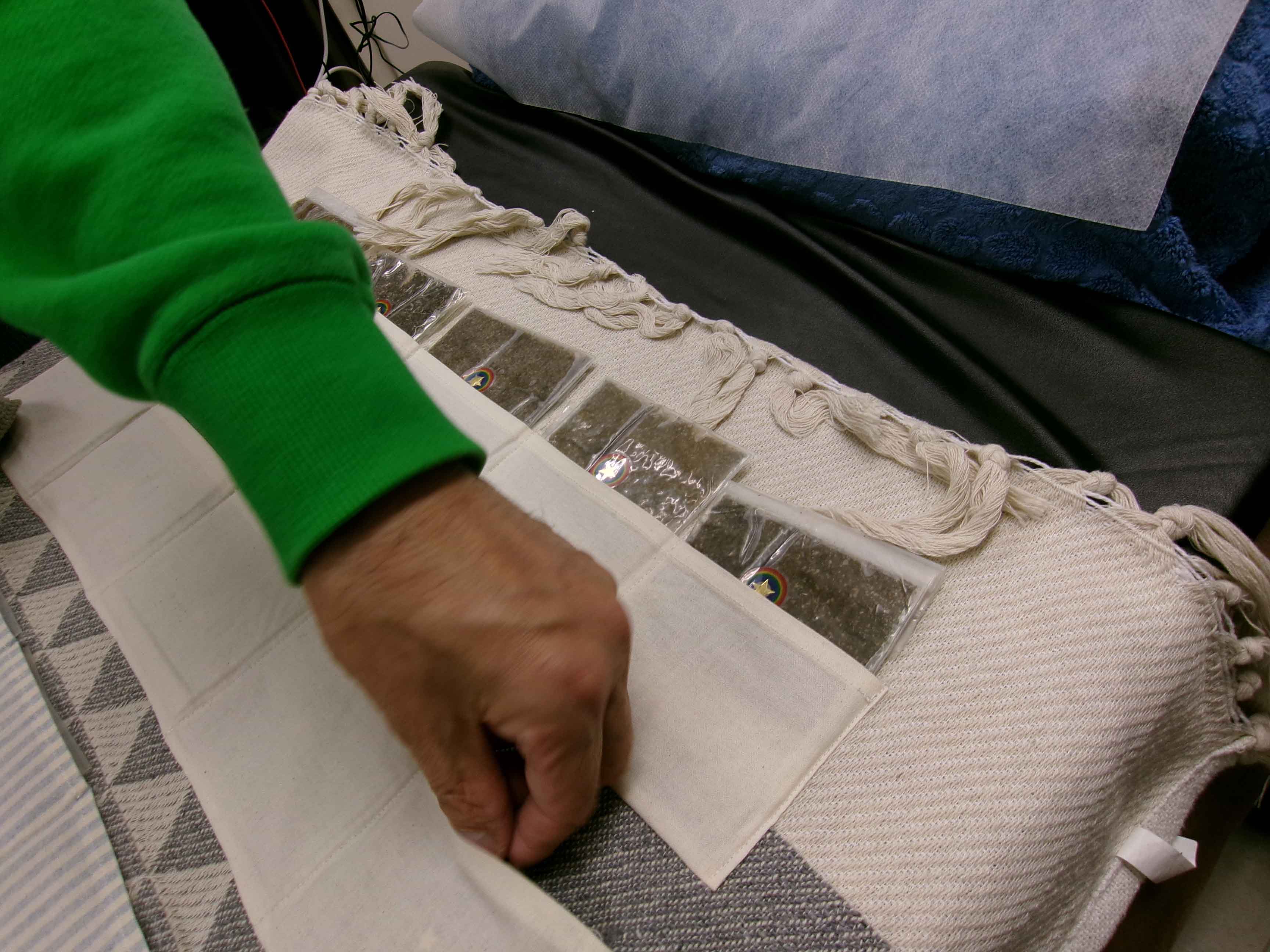 ミラクルパワー室のベッド、シーツの中に隕石パウダーが敷き詰められている。