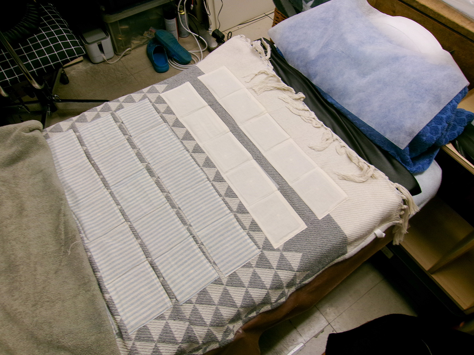 ミラクルパワー室のベッド、シーツの中に隕石パウダーが敷き詰められている。